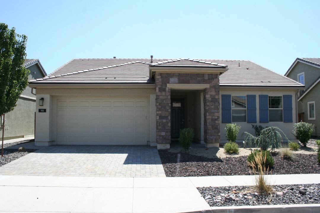 981 Silver Coyote Dr in Sparks, NV - Building Photo