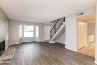 1401 E Kerry Ln in Phoenix, AZ - Building Photo - Building Photo