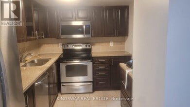 350 Webb Dr in Mississauga, ON - Building Photo - Building Photo