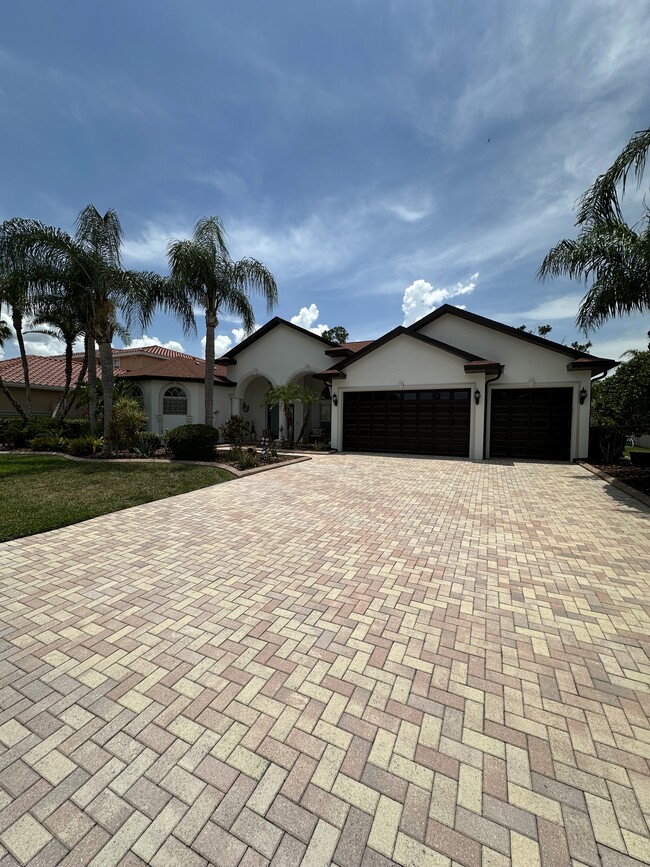 10724 Cory Lake Dr in Tampa, FL - Building Photo - Building Photo