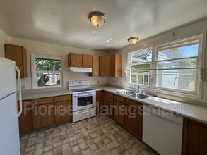 375 Cherry Dr in Eugene, OR - Building Photo - Building Photo