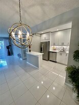 21 Jacaranda Dr in Plantation, FL - Building Photo