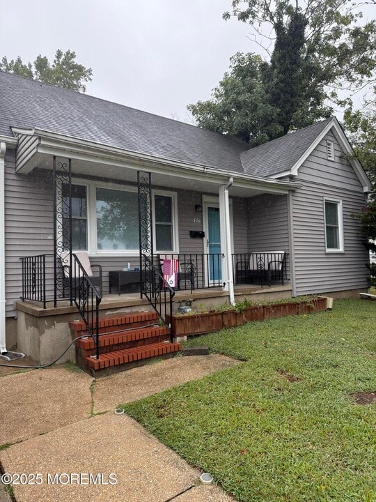 17 Wyckoff St in Deal, NJ - Building Photo