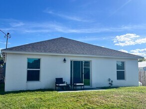 2277 SE Monroe St in Stuart, FL - Building Photo - Building Photo