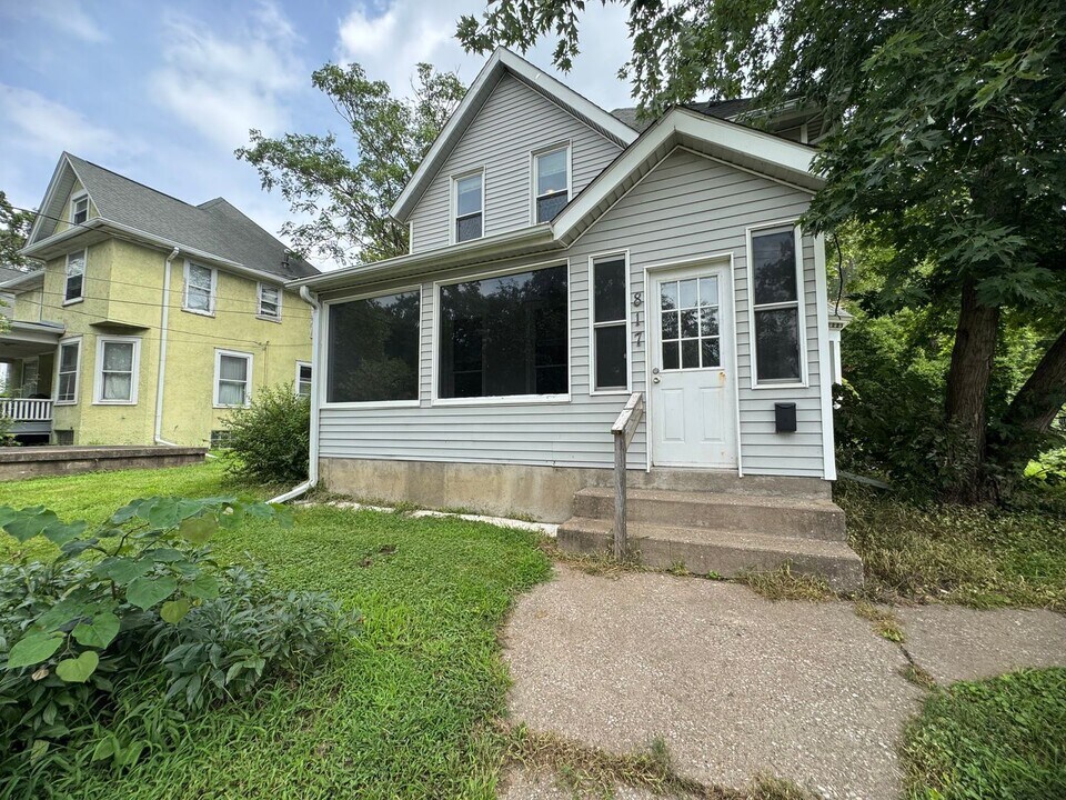 817 N Marquette St in Davenport, IA - Building Photo