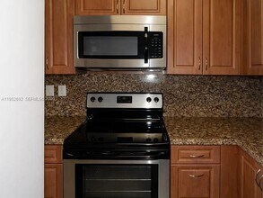 9457 Palm Cir N in Pembroke Pines, FL - Building Photo - Building Photo