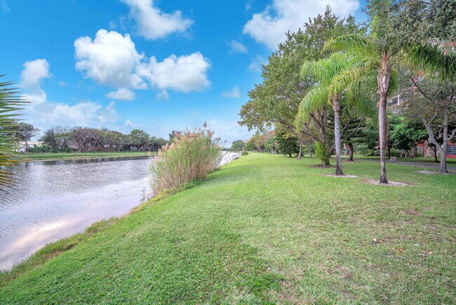 2202 S Cypress Bend Dr in Pompano Beach, FL - Building Photo - Building Photo