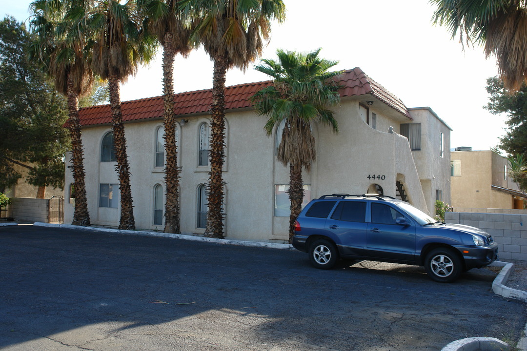 4440 Caliente St in Las Vegas, NV - Building Photo