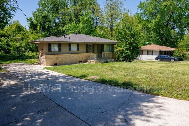 property at 2332 2nd Pl NE