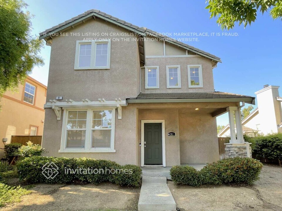 91 Lexington St in Brentwood, CA - Foto de edificio