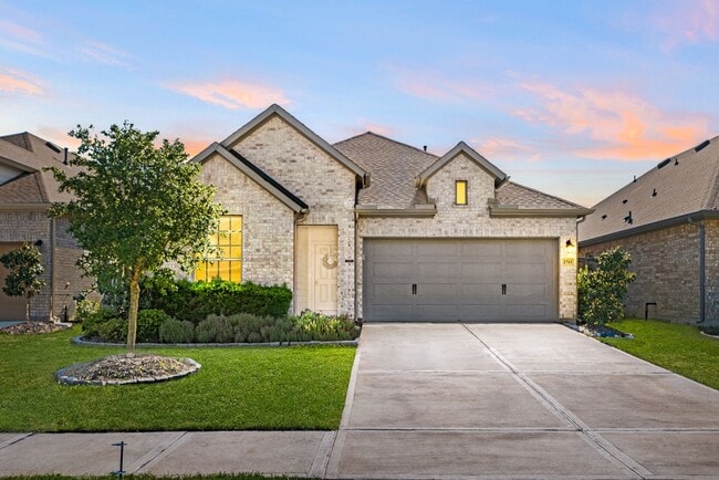 property at 2715 Chestnut Oak Cir