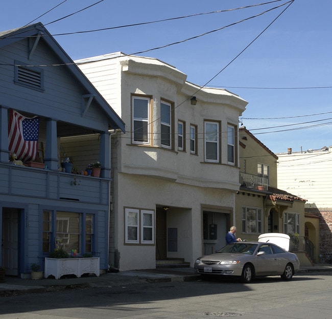 1215 Wanda St in Crockett, CA - Foto de edificio - Building Photo