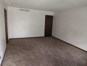 2302 Prairie View East in Ames, IA - Building Photo - Building Photo