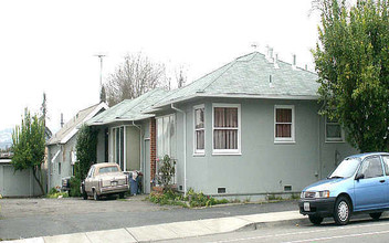 2518-2528 Grove Way in Castro Valley, CA - Building Photo - Building Photo