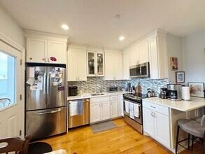 214 E Eagle St in Boston, MA - Building Photo - Building Photo