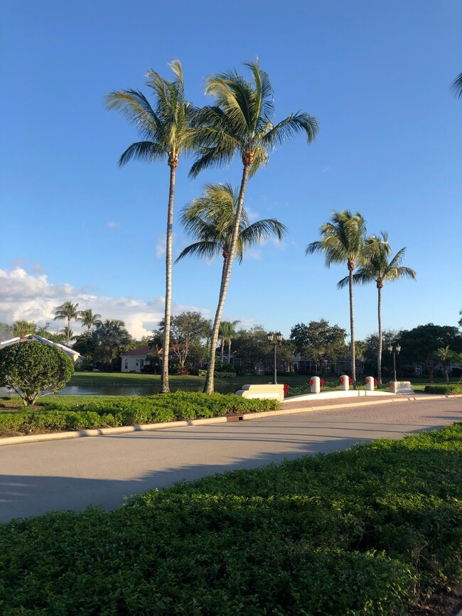 6068 Towncenter Cir in Naples, FL - Building Photo - Building Photo