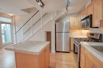 1240 India St, Unit 113 in San Diego, CA - Foto de edificio - Building Photo