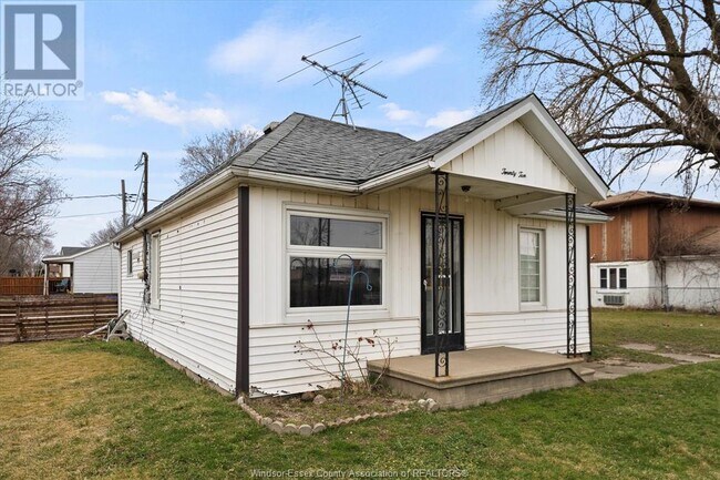 2010 Division Rd in Windsor, ON - Building Photo - Building Photo