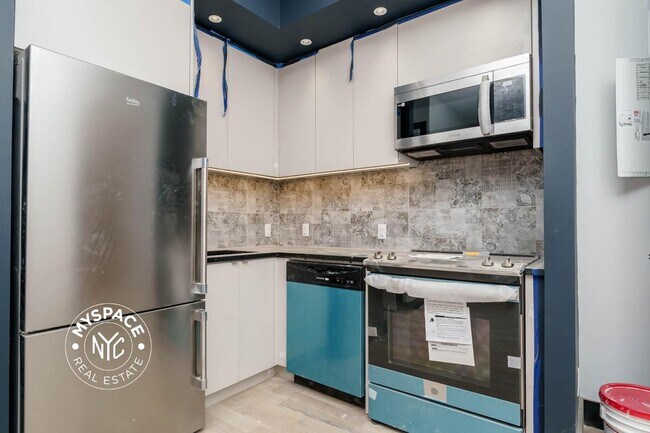 923 Broadway, Unit 3C in Brooklyn, NY - Foto de edificio - Building Photo