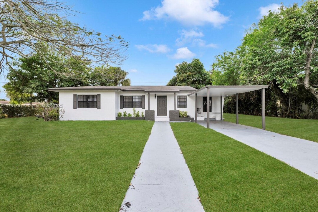 950 NE 163rd St in North Miami Beach, FL - Building Photo