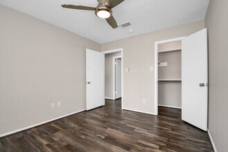 13002 Kingsmill Dr in Sugar Land, TX - Building Photo - Building Photo