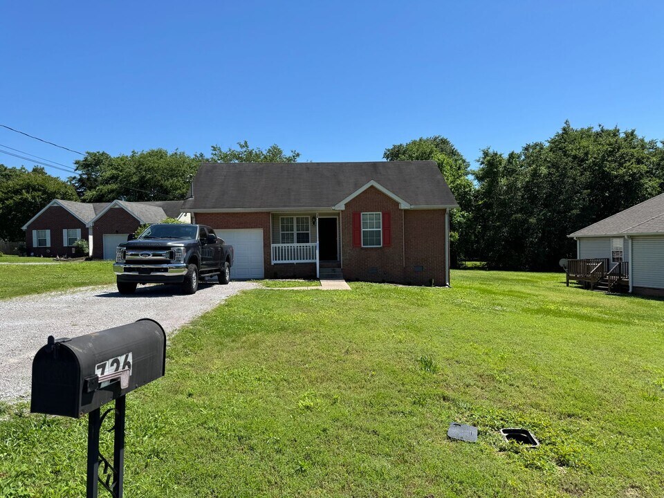 726 Spring Meadow Ln in Lebanon, TN - Building Photo