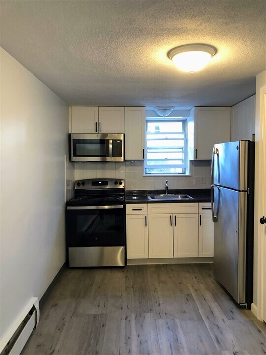 81 Trapelo Rd in Waltham, MA - Building Photo