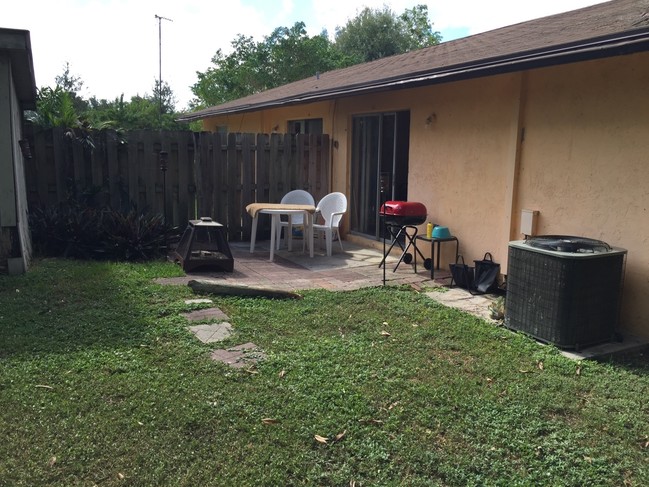 4590 Davis Rd in Lake Worth, FL - Building Photo - Building Photo