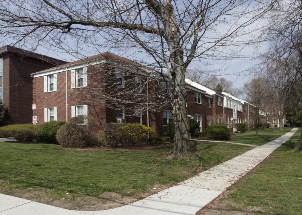 Tudor Court in Elizabeth, NJ - Foto de edificio
