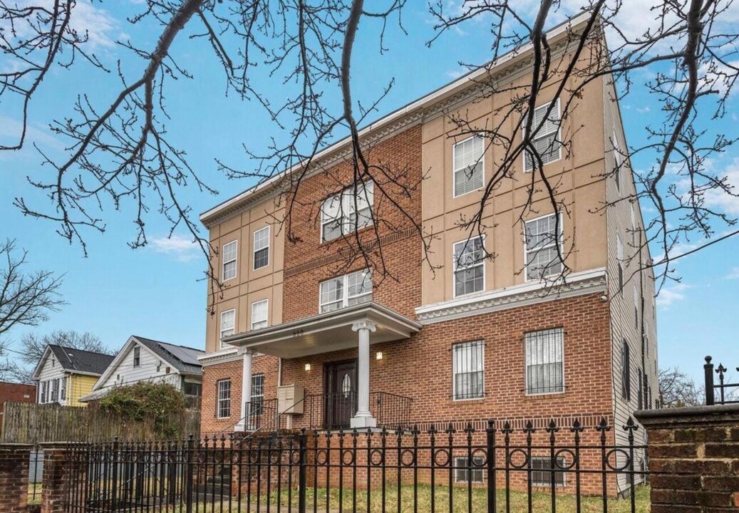 320 61st St NE in Washington, DC - Building Photo