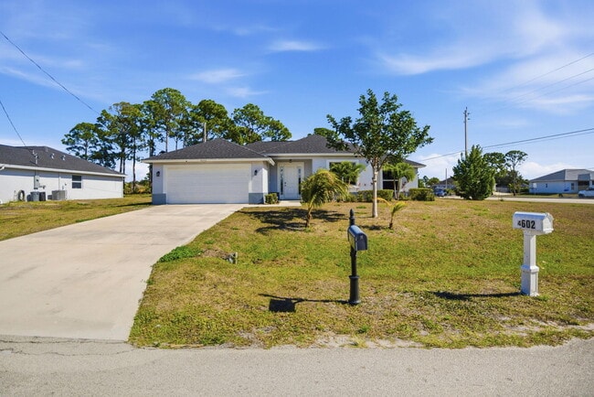 4593 SW Bradbury St in Port St. Lucie, FL - Building Photo - Building Photo