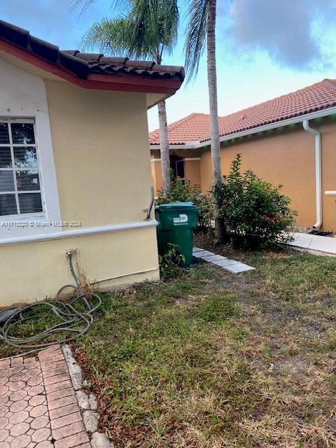 7905 NW 194th St in Hialeah, FL - Foto de edificio - Building Photo