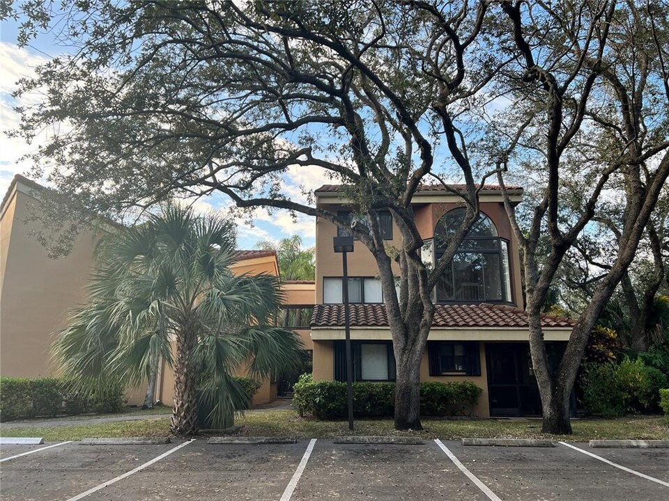 15535 Miami Lakeway N, Unit XXXX in Miami Lakes, FL - Building Photo