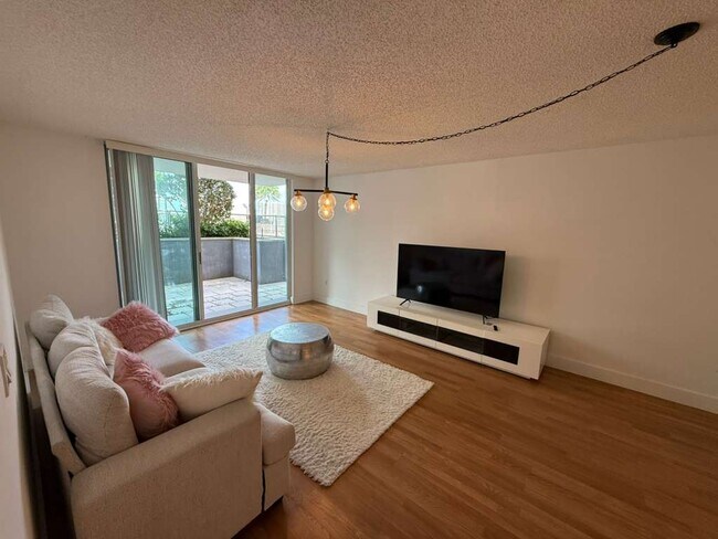 1155 Brickell Bay Dr, Unit 606 in Miami, FL - Foto de edificio - Building Photo