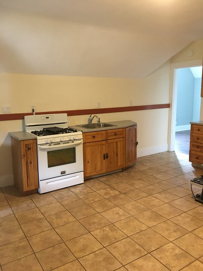 38 Kneen St, Unit 3rd Floor in Shelton, CT - Building Photo - Building Photo