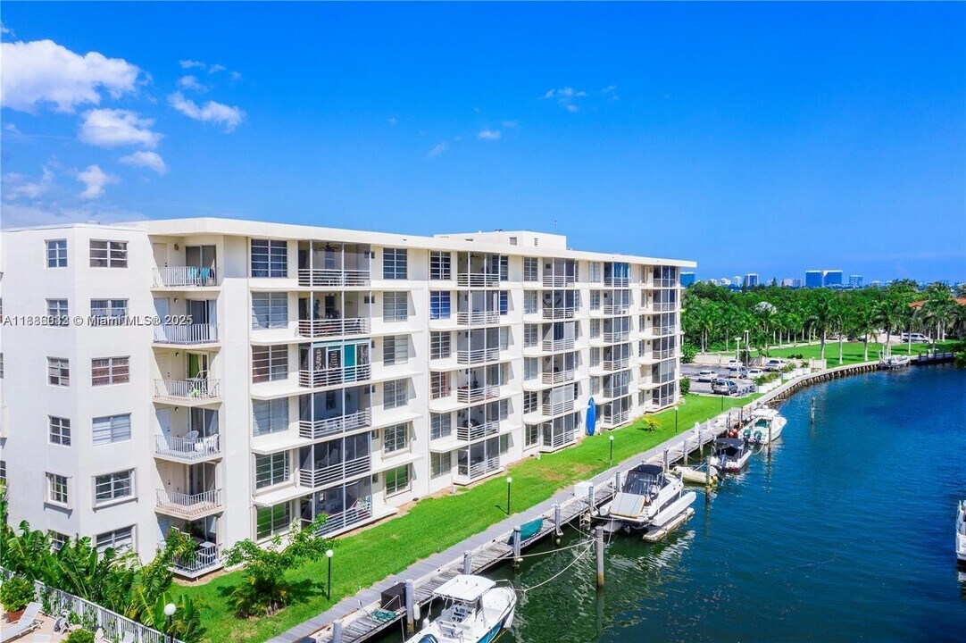 1750 NE 115th St in Miami, FL - Building Photo