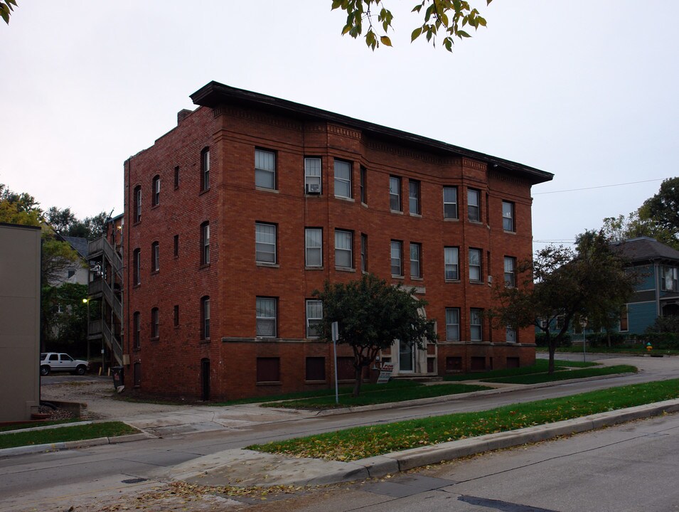 Navarre Apartments in Des Moines, IA - Building Photo