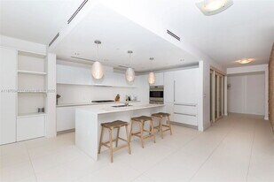 2101 S Surf Rd in Hollywood, FL - Building Photo