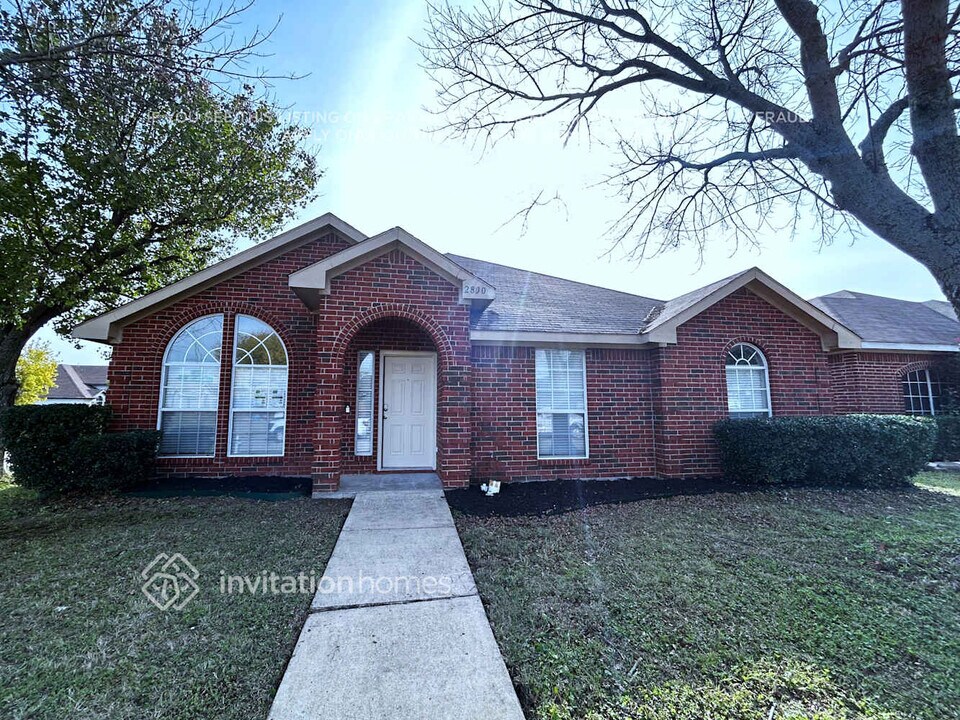 2800 St Martin Dr in Lancaster, TX - Building Photo