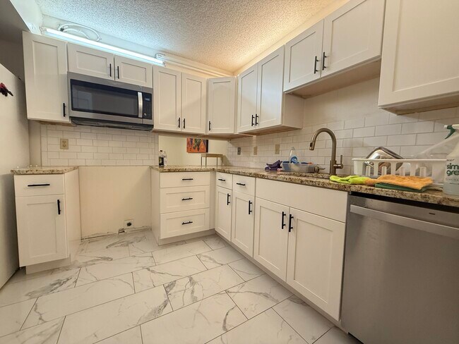 1200 SE Parkview Pl in Stuart, FL - Building Photo - Building Photo