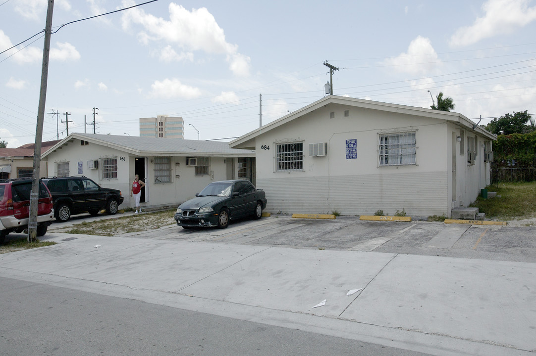 684-686 Park Dr in Hialeah, FL - Foto de edificio