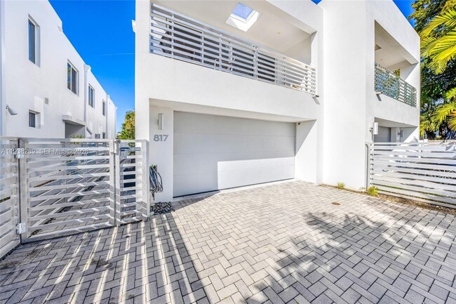 817 NE 17th Way in Fort Lauderdale, FL - Building Photo - Building Photo