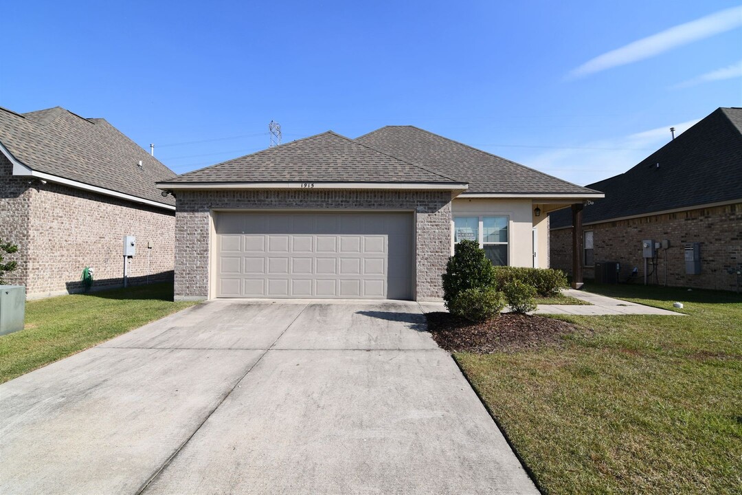 1915 Oakwood Dr in Saint Gabriel, LA - Building Photo