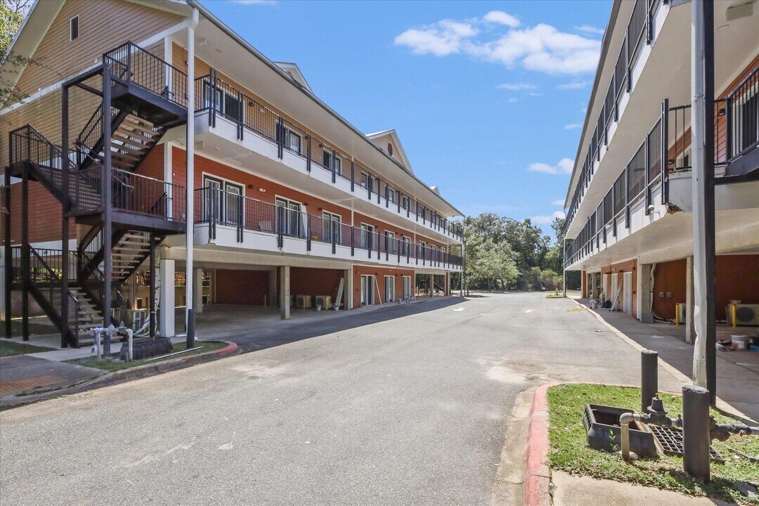 401 Putnam Dr in Tallahassee, FL - Building Photo