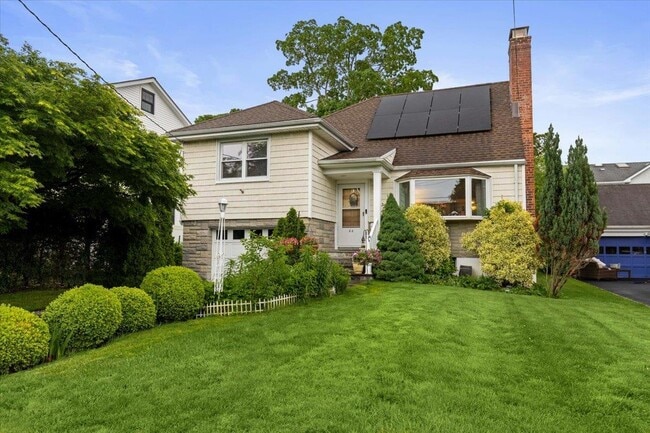 66 Lyons Rd in Scarsdale, NY - Building Photo - Building Photo