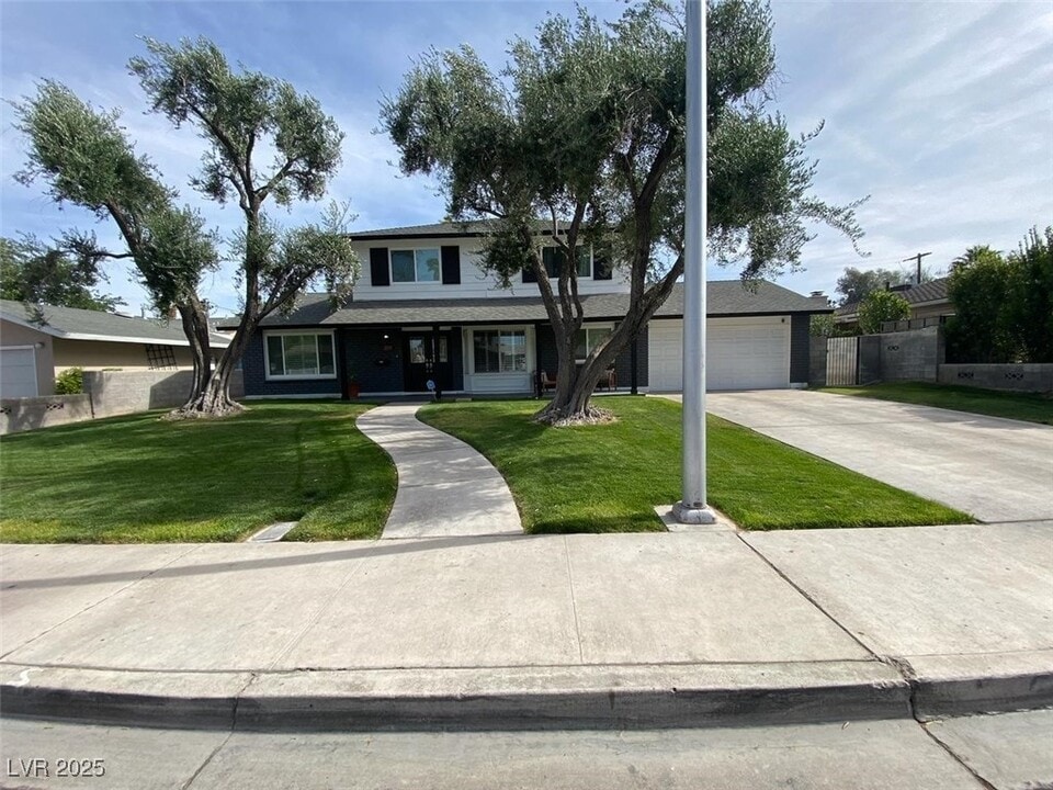 3011 Burton Ave in Las Vegas, NV - Building Photo