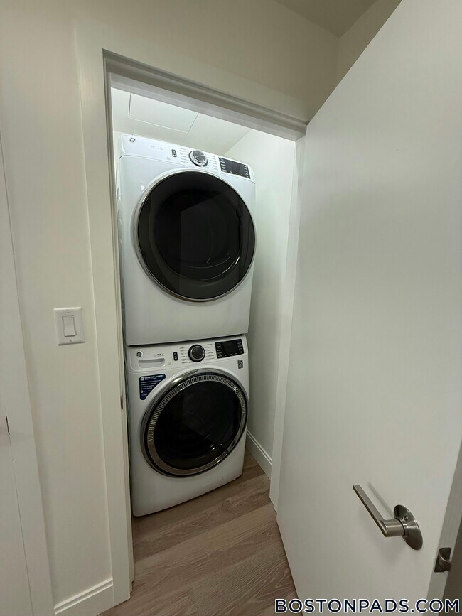 1079 Commonwealth Ave, Unit 208 in Boston, MA - Foto de edificio - Building Photo