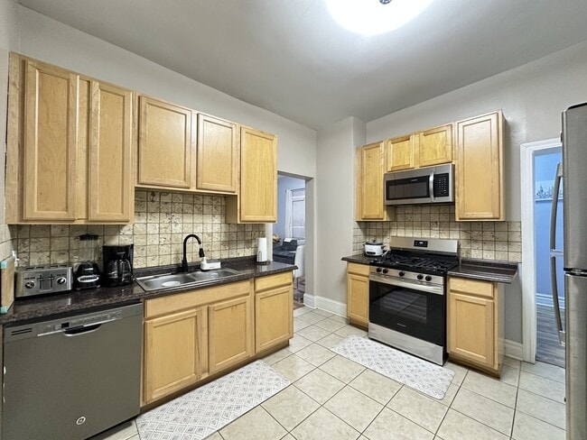 716 N Elizabeth St, Unit J00P in Chicago, IL - Building Photo - Building Photo