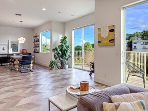 974 Nordica Dr in Los Angeles, CA - Foto de edificio - Building Photo