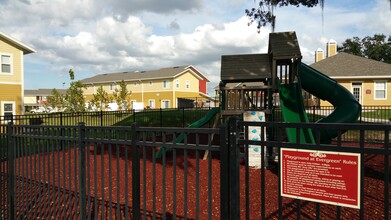 Evergreen Townhomes on Lake Buckeye in Winter Haven, FL - Building Photo - Building Photo